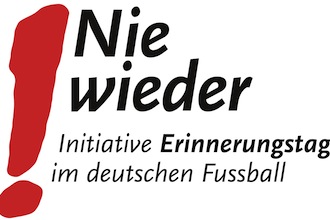 "Nie wieder"-Logo der DFL Stiftung: Rotes Ausrufezeichen neben dem Schriftzug "Nie wieder" und dem Untertitel "Initiative Erinnerungstag im deutschen Fußball".