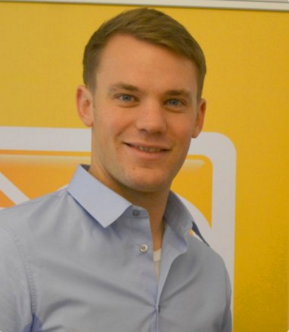 Porträt eines jungen Mannes mit blonden Haaren und blauem Hemd.