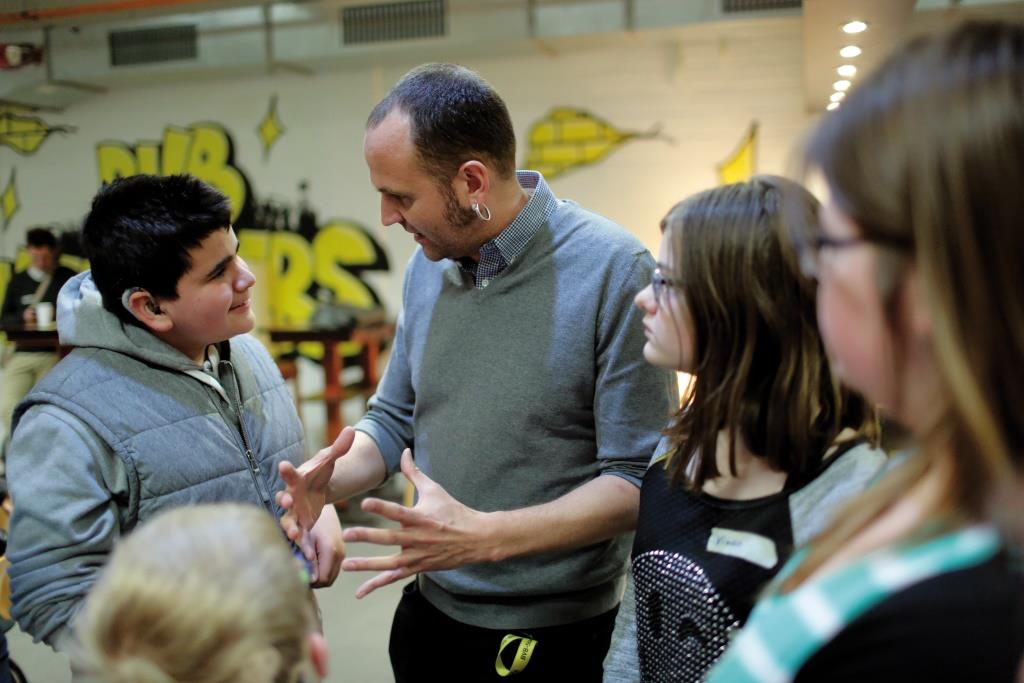 Diplom-Pädagoge Johannes Böing im Gespräch mit Schülerinnen und Schülern, darunter ein Junge mit Migrationshintergrund, im Lernzentrum des Signal Iduna Parks in Dortmund. Der Workshop behandelt das Thema Zivilcourage.