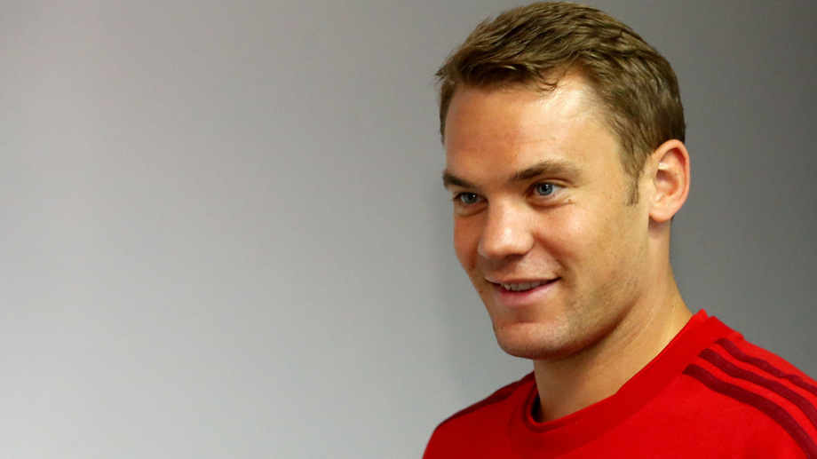 Porträt von Fußballspieler Philipp Lahm mit leichtem Lächeln.