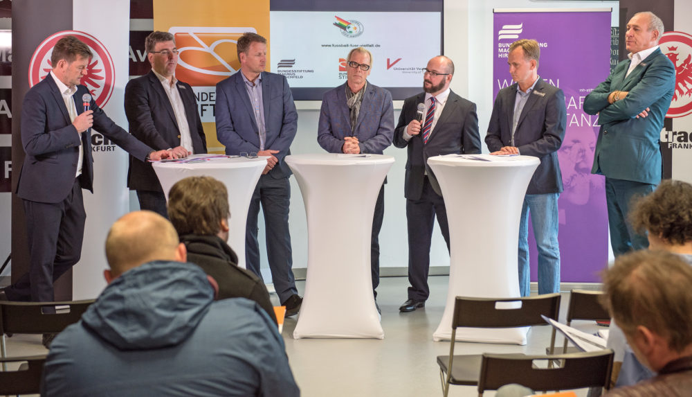 Präsentation des Bildungsprogramms "Fußball für Vielfalt – Fußball gegen Homophobie" mit (v.l.) Moderator Markus Jestaedt, Axel Hellmann (Eintracht Frankfurt), Stefan Kiefer (Bundesliga-Stiftung), Professor Dr. Martin Schweer, Joerg Litwinschuh (Bundesstiftung Magnus Hirschfeld), Armin Kraaz (Eintracht Frankfurt) und Peter Fischer (Eintracht Frankfurt) in Frankfurt am 19.04.2016.