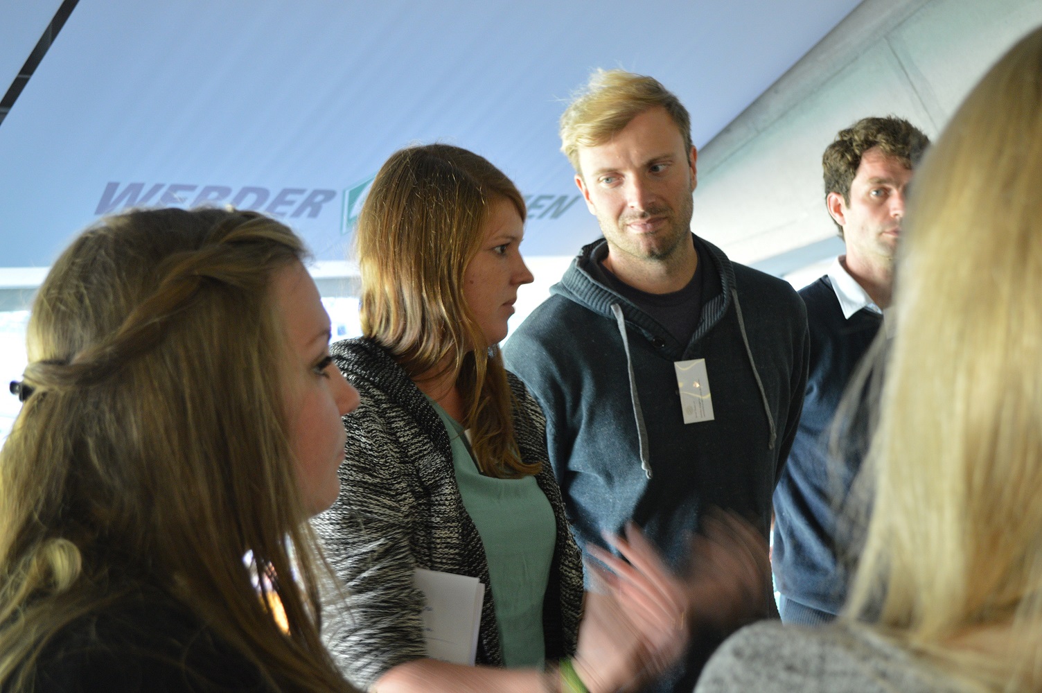 Gruppe von Menschen in angeregter Diskussion während einer Workshop-Veranstaltung, vermutlich im Rahmen der Methodenwerkstatt in Bremen.