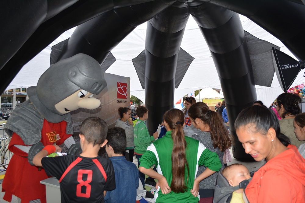 Großer Andrang im Fußballzelt der DFL Stiftung