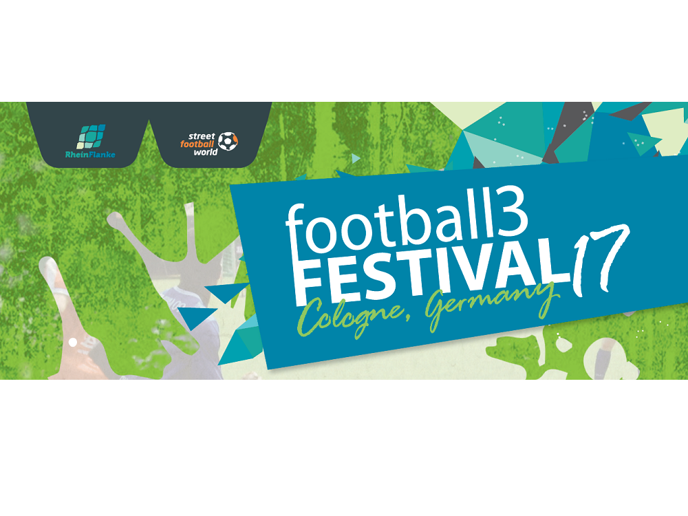"Festival 'football3' in Köln, dargestellt durch ein grünes Fußballfeld und ein blaues Banner mit der Aufschrift 'football3 FESTIVAL '17 Cologne, Germany'."