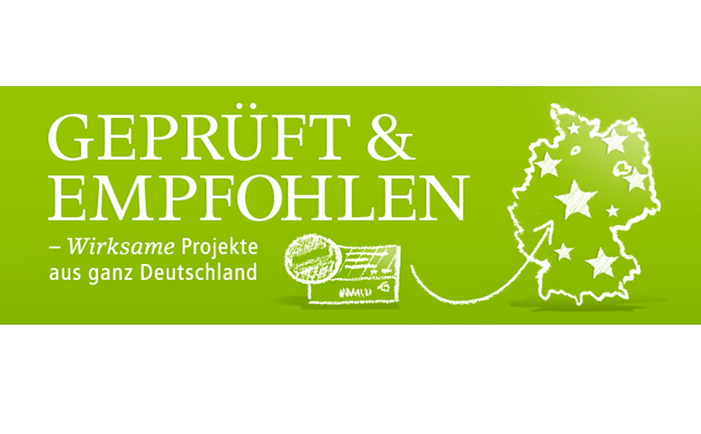 Grüner Hintergrund mit der Aufschrift "GEPRÜFT & EMPFOHLEN - Wirksame Projekte aus ganz Deutschland" und dem PHINEO-Siegel mit fünf Sternen.