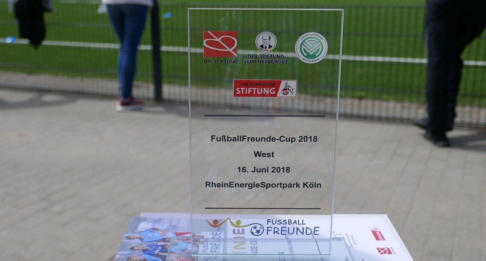 FußballFreunde-Cup West in Köln: Banner mit dem Datum 16. Juni 2018 und dem Logo der DFL-Stiftung.