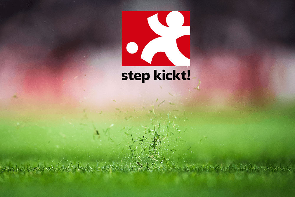 "Logo von 'stepkickt!' vor einem Fußballfeld mit fallendem Rasen."