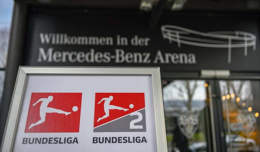 "Schilder mit dem Bundesliga-Logo vor dem Eingang der Mercedes-Benz Arena in Stuttgart, Aufnahme vom 26.03.2019."