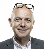 Bern Neuendorf, lächelnd porträtiert.