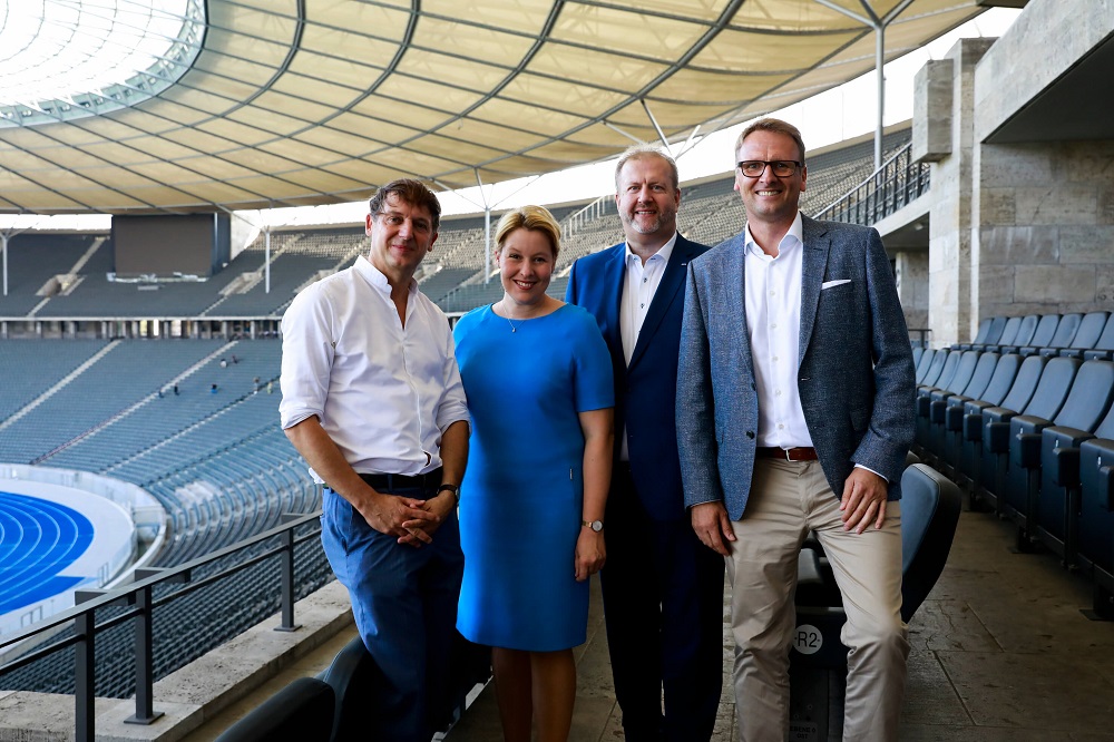 V.l.n.r.: Birger Schmidt (Vorstandsvorsitzender Lernort Stadion e.V.), Dr. Franziska Giffey (Bundesfamilienministerin), Ingo Schiller (Geschäftsführer Finanzen Hertha BSC), Stefan Kiefer (Vorstandsvorsitzender DFL Stiftung) ©Lernort Stadion e.V./Alexa Vachon
