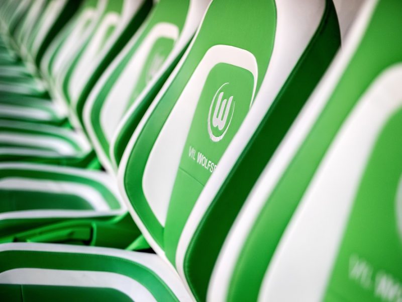 Reihen von grünen und weißen Sitzen im Volkswagen Arena Stadion in Wolfsburg.