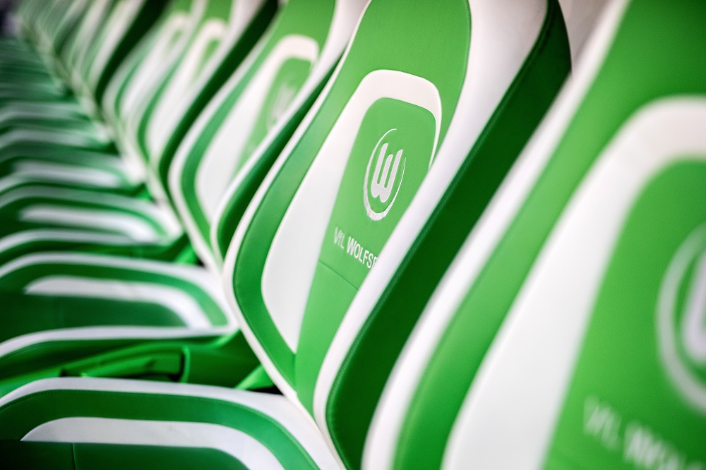 Reihen von grünen und weißen Sitzen im Volkswagen Arena Stadion in Wolfsburg.