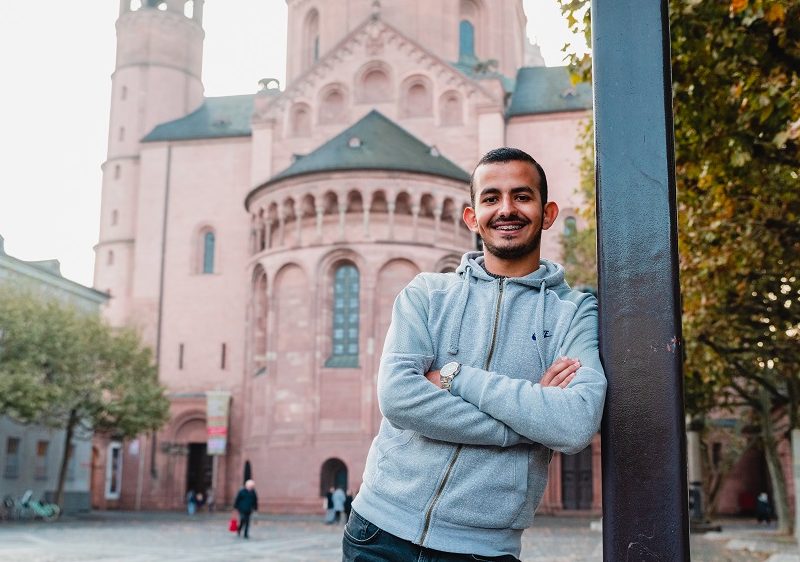 Der Junge steht vor dem Mainzer Dom.