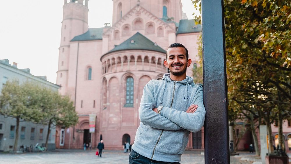 Der Junge steht vor dem Mainzer Dom.