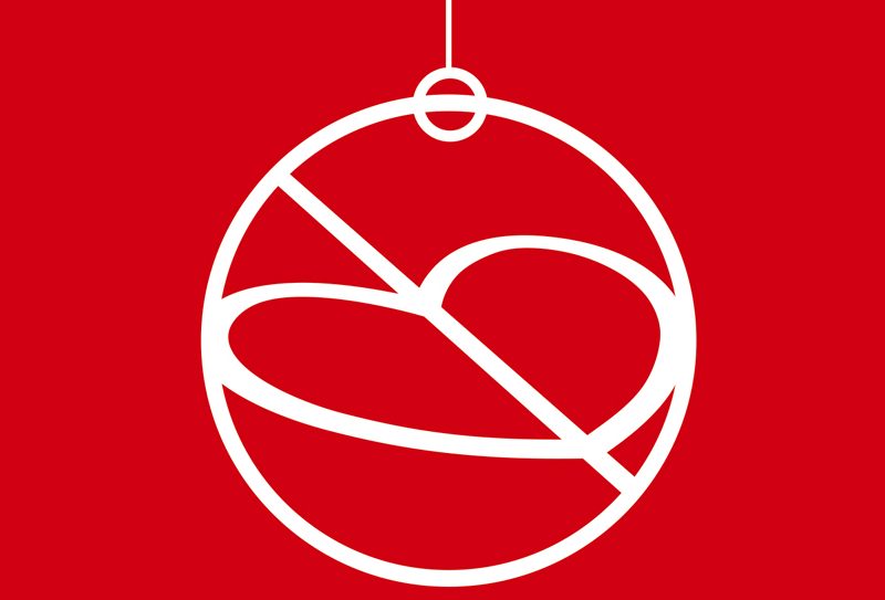 Weihnachtskugel mit dem DFL Stiftung Logo im Fußball Design.
