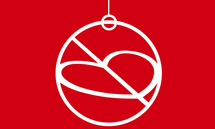 Weihnachtskugel mit dem DFL Stiftung Logo im Fußball Design.