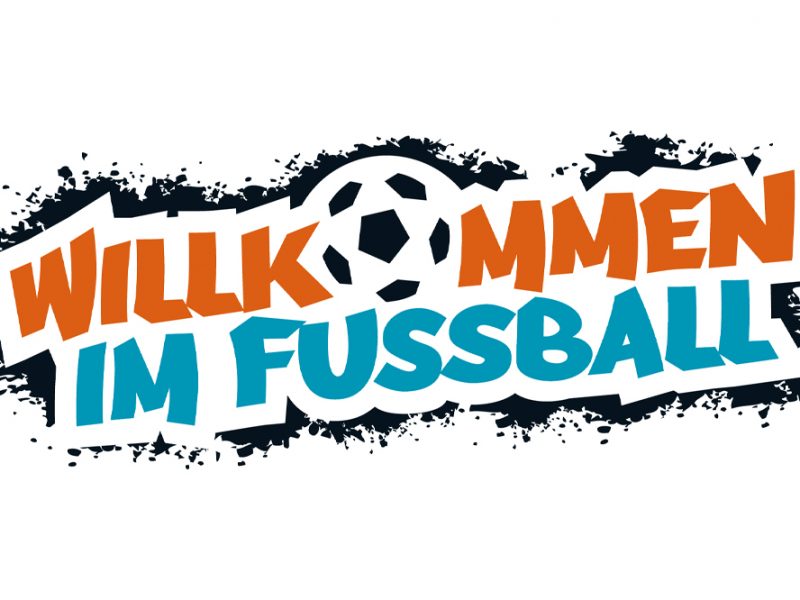"Willkommen im Fußball"-Logo mit Fußball. Ein farbenfrohes Logo mit dem Schriftzug "Willkommen im Fußball", gekrönt von einem Fußball, auf einem dunkelblauen Hintergrund mit abstrakten Farbklecksen.