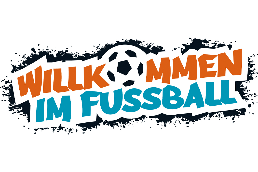 "Willkommen im Fußball"-Logo mit Fußball. Ein farbenfrohes Logo mit dem Schriftzug "Willkommen im Fußball", gekrönt von einem Fußball, auf einem dunkelblauen Hintergrund mit abstrakten Farbklecksen.