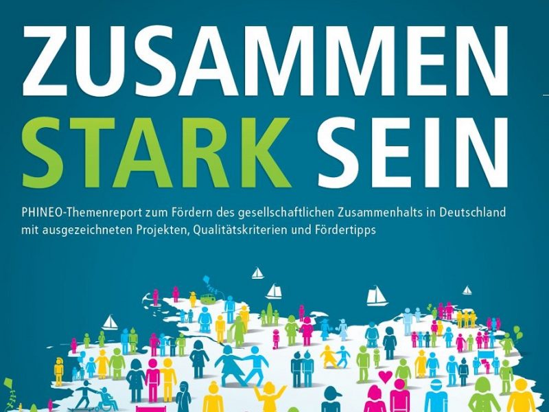 "PHINEO-Themenreport 'Zusammen stark sein': Illustration von stilisierten Personen in verschiedenen Farben, die als Gemeinschaft dargestellt werden. Im Hintergrund eine stilisierte Landschaft mit Bergen und Wasser."