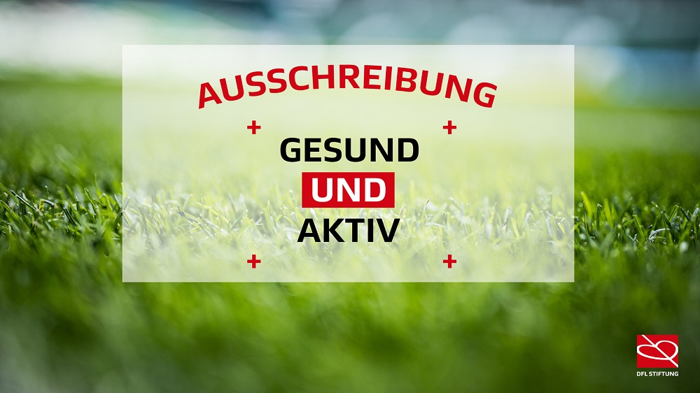 "Bild eines Fußballrasens mit einem weißen Rahmen, der die Aufschrift 'AUSSCHREIBUNG' und darunter 'GESUND UND AKTIV' in roten Buchstaben trägt. Im unteren rechten Eck befindet sich das Logo der DFL Stiftung."