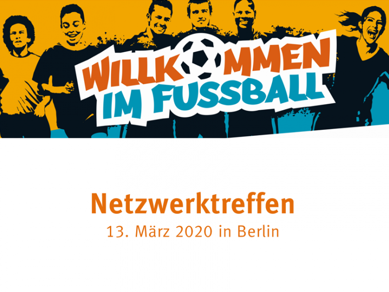 "Plakat für das Netzwerktreffen 'Willkommen im Fußball' am 13. März 2020 in Berlin, mit lächelnden Menschen im Hintergrund und einem Fußball."