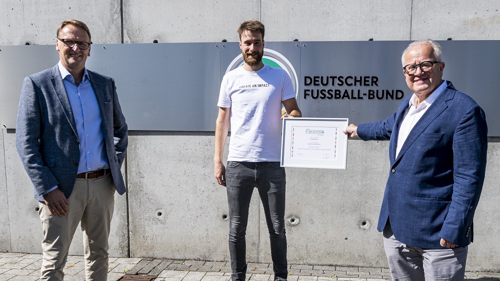 Fritz Keller und Stefan Kiefer die mit 50.000 Euro dotierte Urkunde in der DFB-Zentrale an den Vereinsvorsitzenden Jonas Ermes