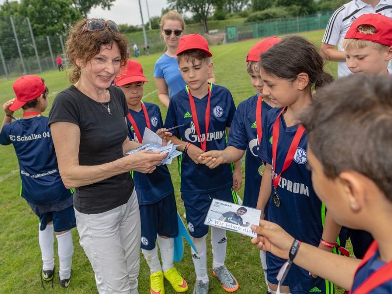 Karin Plötz mit Jungen auf dem Fußballfeld
