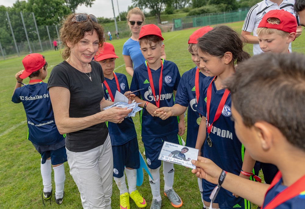 Karin Plötz mit Jungen auf dem Fußballfeld