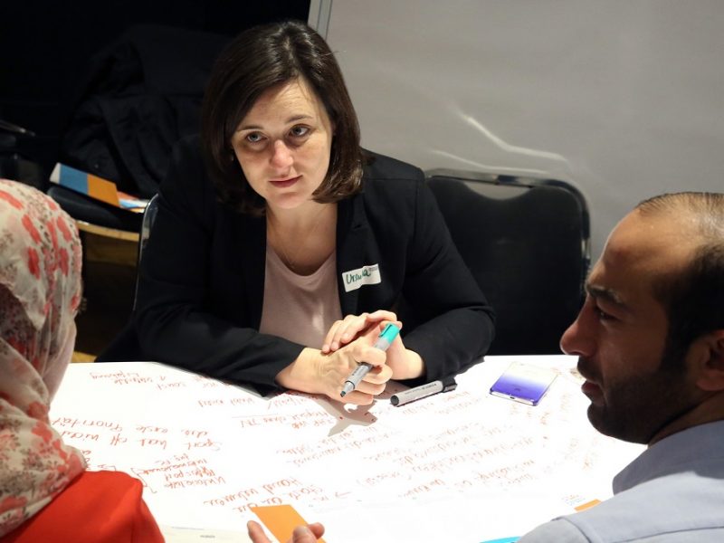 Ursula Csejtei sitzt in einer Projektbesprechung mit zwei weiteren Personen