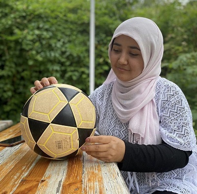 Hani (Bündnis Berlin-Hertha): „Hey, ich bin Hani! Wenn ich Fußball spiele, habe ich das Gefühl, dass ich mehr Freiheit habe, weil viele Leute beziehungsweise Männer denken, dass Fußball nur für Männer ist und die Frauen für solchen Sport schwach sind!!! ABER das stimmt nicht...“