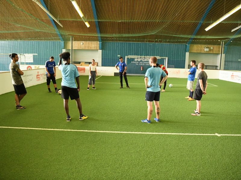 Jungen spielen Fußballin einer Indoor-Fußballhalle