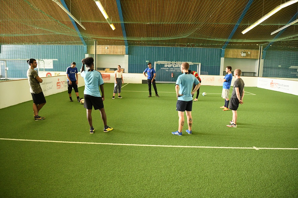 Jungen spielen Fußballin einer Indoor-Fußballhalle