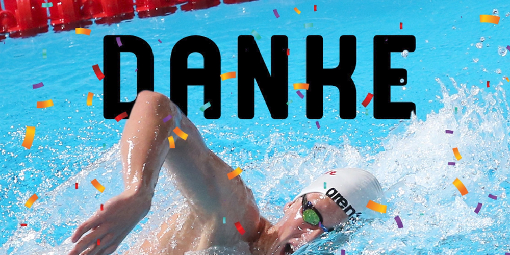 Ein Schwimmer mit Badekappe und Schwimmbrille zieht im blauen Schwimmbecken Kraulbahn. Über dem Bild steht in großen schwarzen Buchstaben das Wort "DANKE". Konfetti fliegt durch das Bild.
