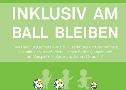 „Inklusiv am Ball bleiben – Lernort Stadion“ – Grafik mit drei stilisierten Figuren, die Fußball spielen, auf grünem Hintergrund.