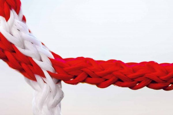 Rot-weißes Tornetz, Nahaufnahme, Symbol für Fußball und die Arbeit der DFL Stiftung.