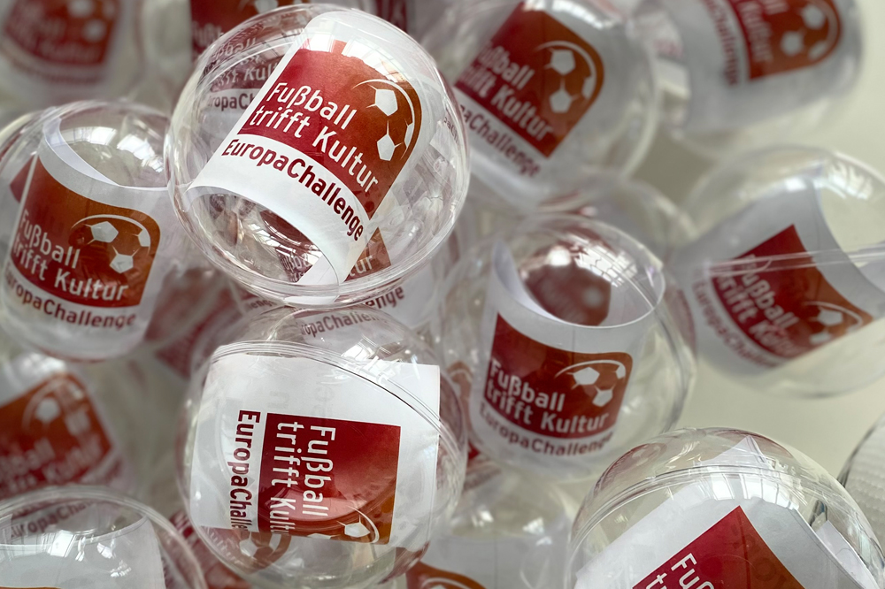 Mehrere durchsichtige Loskugeln ,in denen sich ein rot-weißes Zettel befindet