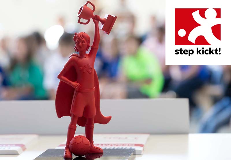 Roter ,,step kickt!" Pokal