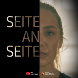 Sophie Alisch, Boxerin, im Porträt. Links der Hintergrund in Schwarz mit dem Text "Seite an Seite", rechts ihr Gesicht im Trainingslicht. DFL Stiftung und Deutsche Sporthilfe Logo sind zu sehen.