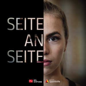 Anna Seidel, Shorttrack-Athletin, blickt entschlossen in die Kamera. Im Hintergrund steht in großen Buchstaben "Seite an Seite". Logo der Bundesliga Stiftung und Deutsche Sporthilfe sind im unteren Bereich zu sehen.