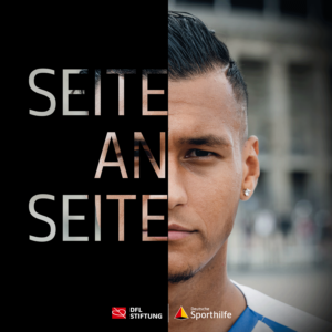 Davie Selke, Fußballspieler, im Porträt, mit dem Schriftzug "Seite an Seite" darüber. Logo der Bundesliga Stiftung und Deutsche Sporthilfe im unteren Bereich.