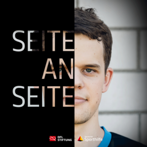 Fabian Roth, Badmintonspieler, im Porträt. Die linke Bildhälfte ist dunkel mit dem Text "Seite an Seite" versehen, die rechte Hälfte zeigt Fabian Roth mit kurzen braunen Haaren und blick in die Kamera. Im unteren Bereich des Bildes befinden sich die Logos der Bundesliga Stiftung und Deutsche Sporthilfe.