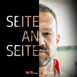 Fredi Bobic, Nahaufnahme, blickt entschlossen in die Kamera, neben dem Bild steht der Text "Seite an Seite" und das Logo der DFL Stiftung sowie das Logo "Gemeinsam für Sport".