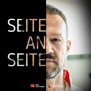 Fredi Bobic, Nahaufnahme, blickt entschlossen in die Kamera, neben dem Bild steht der Text "Seite an Seite" und das Logo der Bundesliga Stiftung sowie das Logo "Gemeinsam für Sport".