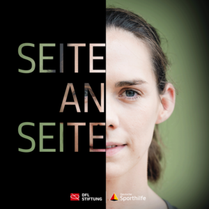 Kira Walkenhorst, Beachvolleyballspielerin, im Porträt. Der linke Teil des Bildes ist dunkel, der rechte zeigt ihr Gesicht. Im linken Bereich steht in großen, weißen Buchstaben "SEITE AN SEITE".