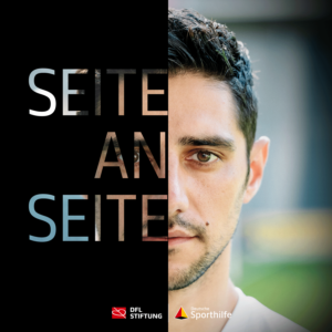 Lars Stindl, Fußballspieler, im Porträt, halb im Schatten, halb im Licht. Bundesliga Stiftung Logo und Sport Hilfe Logo sind im Bild erkennbar.