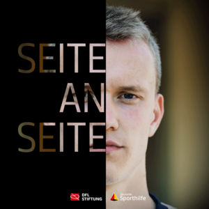 Lukas Klostermann, Fußballspieler, im Porträt, halbseitig mit dem Schriftzug "Seite an Seite" auf schwarzem Hintergrund. Logo der Bundesliga Stiftung und Deutsche Sporthilfe im unteren Bereich.