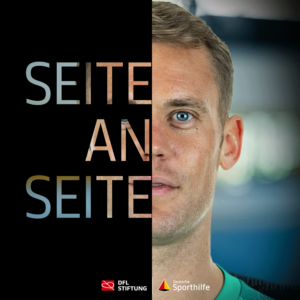 Manuel Neuer, halbe Gesichtsansicht, mit dem Schriftzug "Seite an Seite" darüber. Logo der Bundesliga Stiftung und von "Gemeinsam für ein starkes Team" darunter.