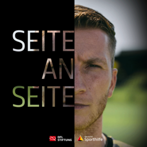 Marco Reus, Fußballspieler, porträtiert mit der Aufschrift "Seite an Seite" und den Logos der Bundesliga Stiftung und Deutsche Sporthilfe.