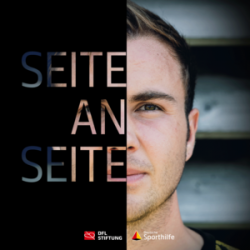 Porträt von Fußballspieler Mario Götze, halb im Licht, halb im Schatten, mit dem Schriftzug "Seite an Seite" darüber. DFL Stiftung Logo und Sporthilfe Logo sind im unteren Bereich zu sehen.