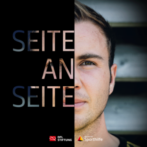 Porträt von Fußballspieler Mario Götze, halb im Licht, halb im Schatten, mit dem Schriftzug "Seite an Seite" darüber. Bundesliga Stiftung Logo und Sporthilfe Logo sind im unteren Bereich zu sehen.